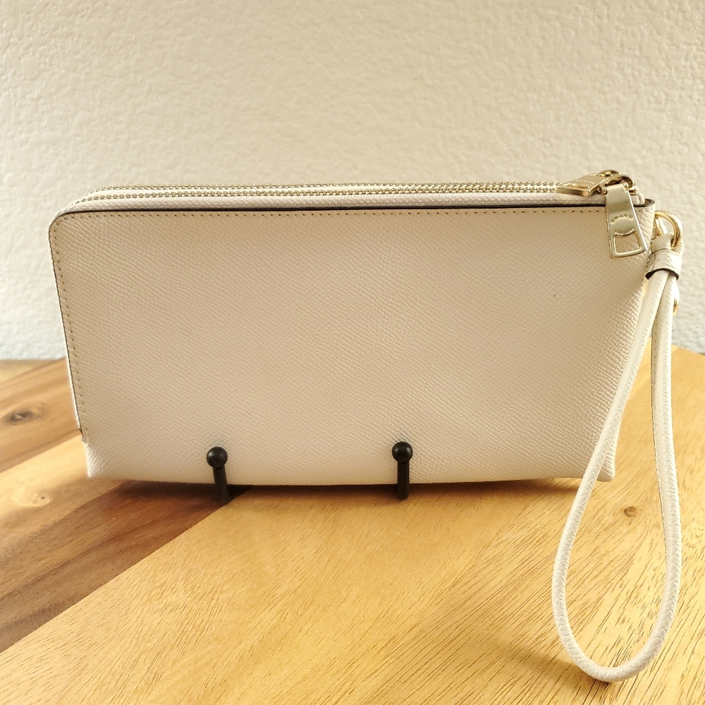 COACH CLUTCH IN EXCELLENT LIKE NEW CONDITION! - Picture 3 of 10